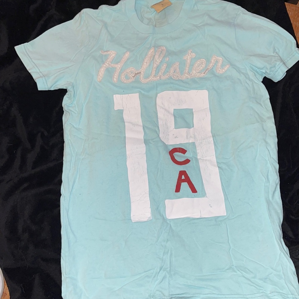 Hollister tee